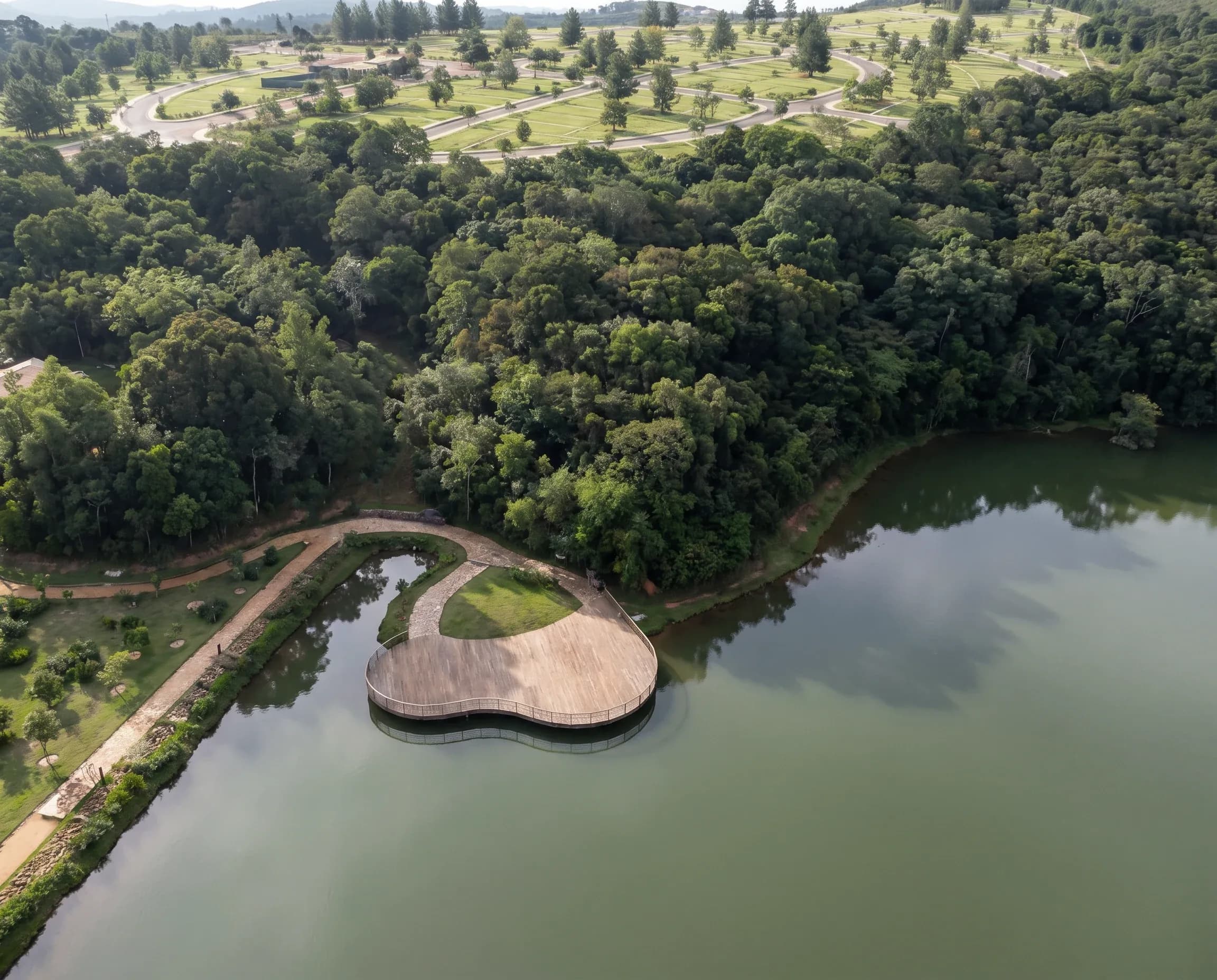 Deck sobre o lago na área de lazer do Park Vivar