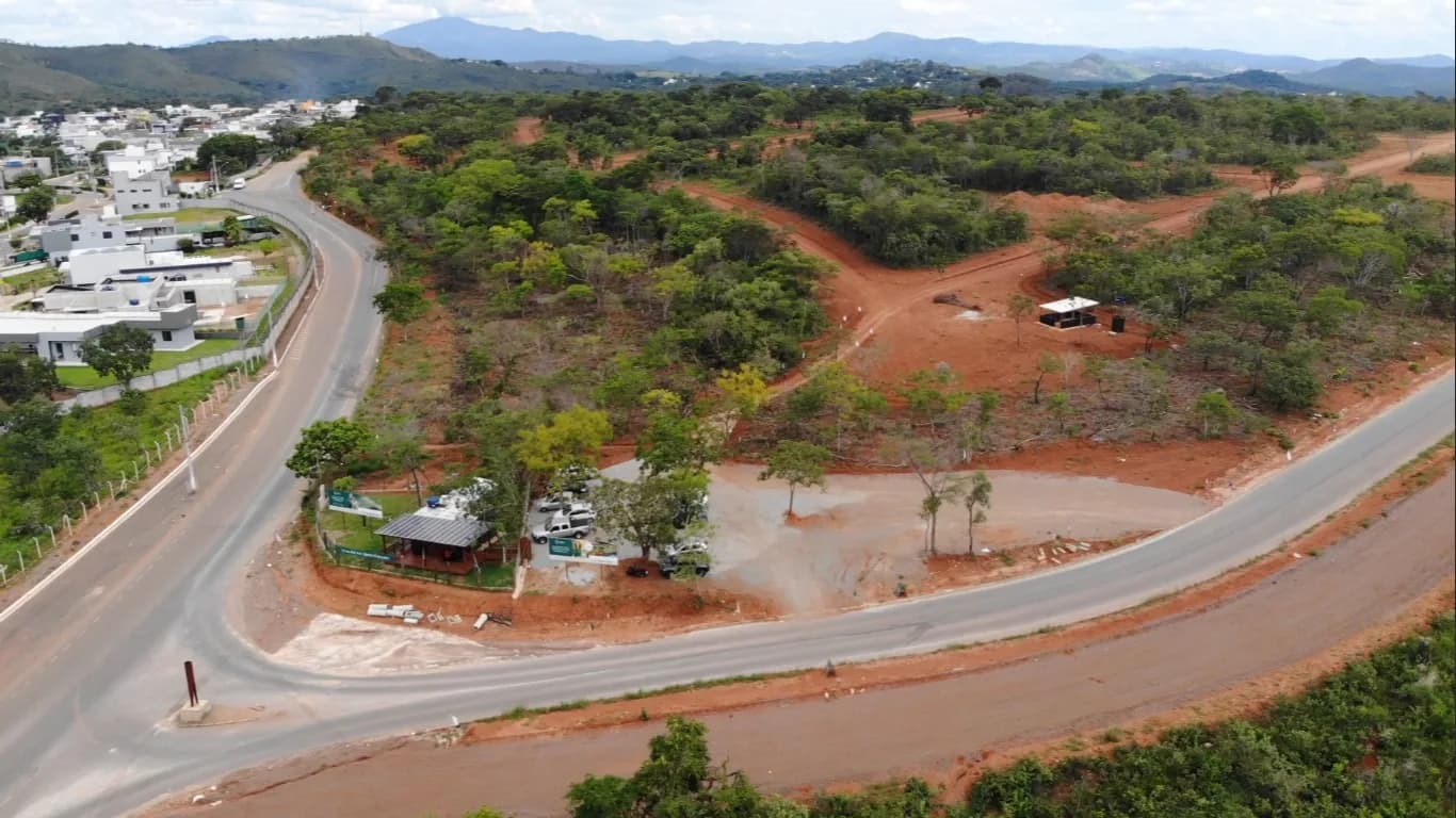 Vista aérea real do loteamento Quatro Estações em obras, Lagoa Santa, MG