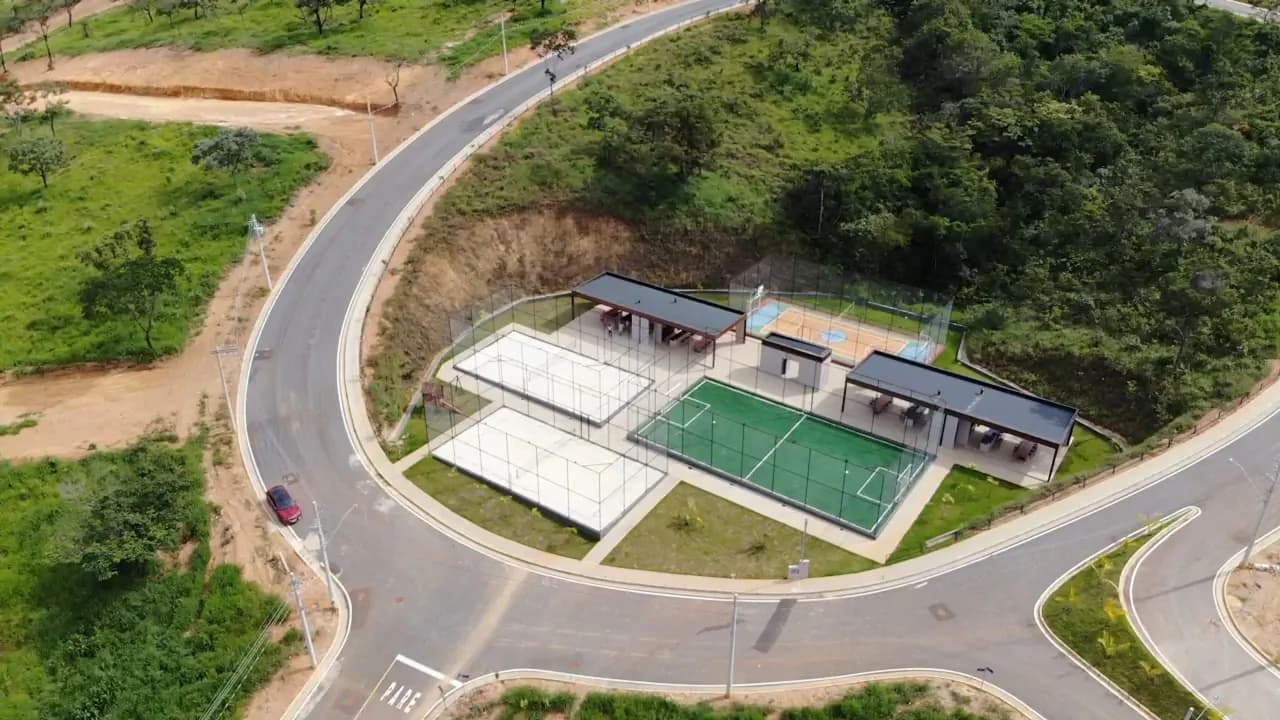 Complexo esportivo já entregue do Retiro das Águas II — quadras e piscina